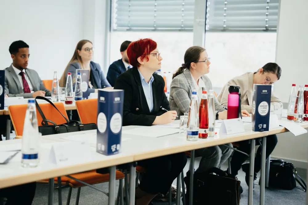 Teilnehmerinnen und Teilnehmer im Seminar